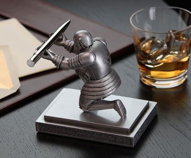 Executive Knight Pen Holder with a Pen